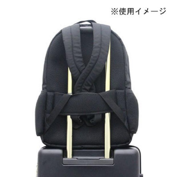 背面のベルトをスーツケースに通せば、ズレ落ちずに移動できる