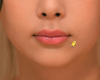 キスの日に謎の”美しすぎる唇”この正体は誰？