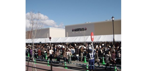 12/2に行われたプレセールには約2万3千人が招待。12時の開店前から長蛇の列ができていた