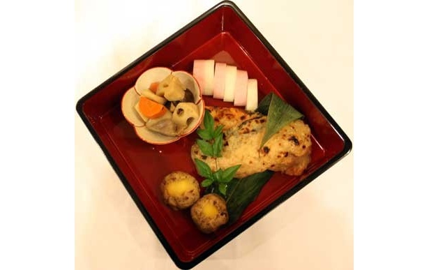 「和」の重は、2色かまぼこ、むき栗きんとん茶巾、鮭のみそ焼きの3点