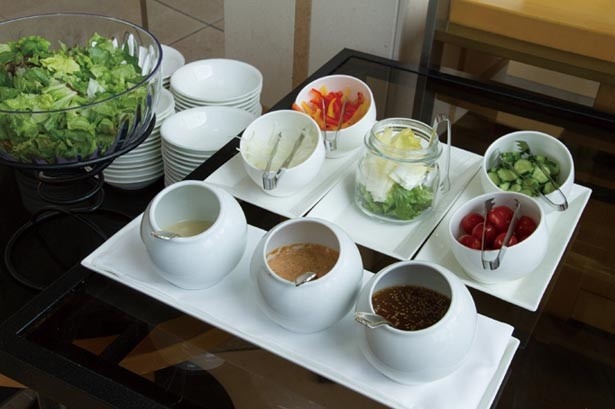 「ガーデンサラダ」。タマネギ、パプリカ、キュウリ、トマトなどの新鮮な野菜は、フレンチ・サウザン・和風の3種のドレッシングで/帝国ホテル 大阪 ザ パーク