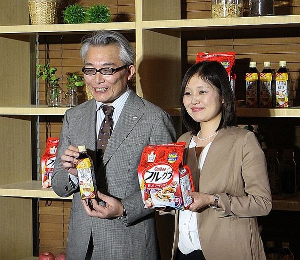 (左から)サントリー食品インターナショナル 執行役員 柳井慎一郎さん、カルビー フルグラ事業本部企画部 部長の網干弓子さん
