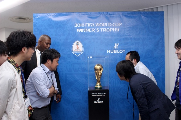 絶対にさわれない サッカーw杯18年大会の優勝トロフィーが編集部にやってきた ウォーカープラス