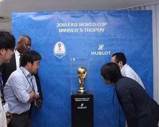“絶対にさわれない”サッカーW杯2018年大会の優勝トロフィーが編集部にやってきた！
