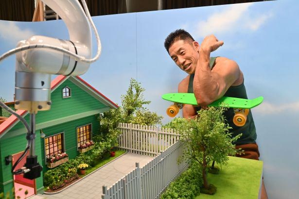 「筋肉をスケボーに乗せています！」と、キウイブラザーズの家の庭で笑顔を見せるなかやまきんに君