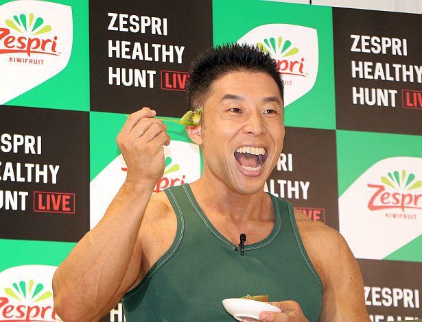 ゼスプリのグリーンキウイとサンゴールドキウイを食べるきんに君
