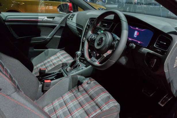 【写真を見る】新型Golfのドライバーズシート。メーター部に12.3インチの大型ディスプレイを配置！