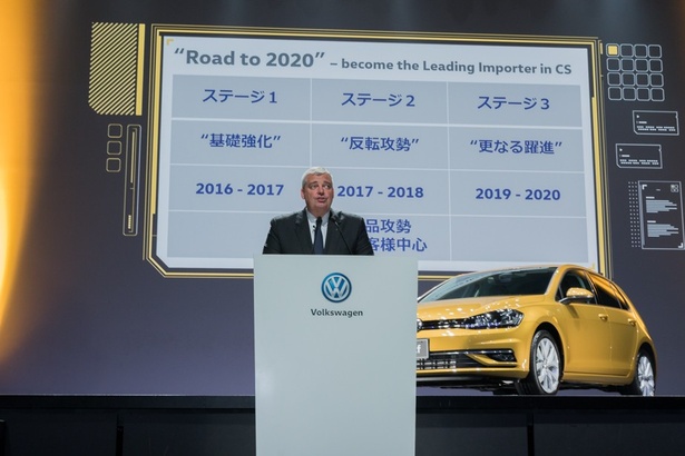 登壇し挨拶をするティル シェア フォルクスワーゲン グループ ジャパン社長