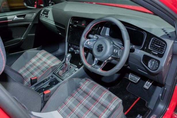 ゴルフGTIの車内。変速はパドルシフトで行う。