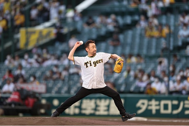 【写真】ファーストピッチセレモニーで投げるゼウス役・高木渉さん