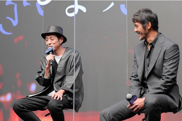 宮藤官九郎、阿部寛(写真左から) / ※ザテレビジョン撮影