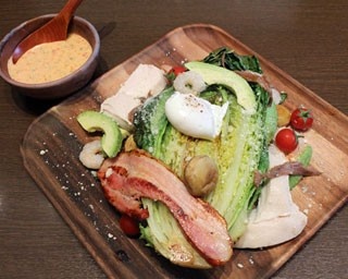 会話も弾む絶品料理がずらり！白金「ブルーポイント」がディナーを刷新