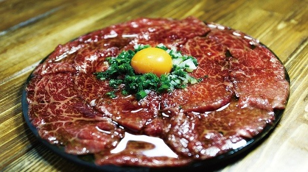 「江古田名物！炙り黒毛和牛のゆっけっけ」(税別1490円)