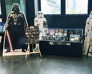 プラチナ製の切手プレートも！スター・ウォーズ×郵便局限定グッズを展示