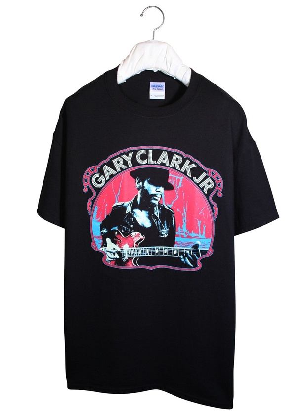 【写真を見る】Gary Clark Jr.(ゲイリー クラーク ジュニア)のオフィシャルツアーTシャツが登場する