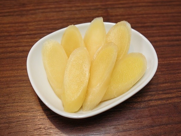 【写真を見る】スライスした「岩下の新生姜」を使用
