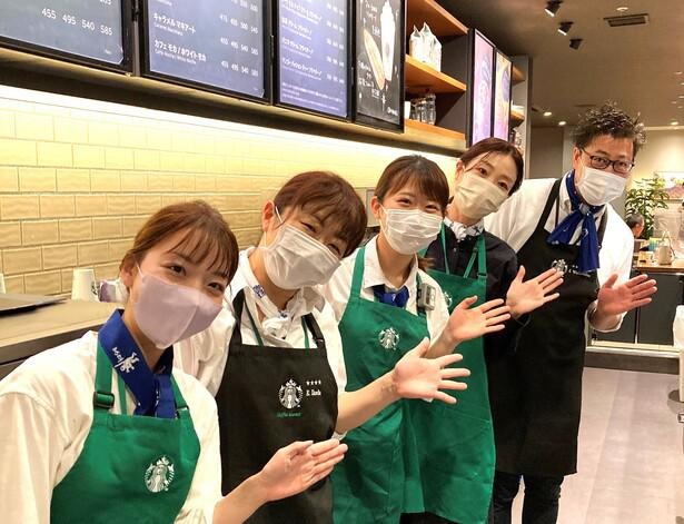 秋田竿燈まつりの公式てぬぐいをおそろいで首に巻く秋田駅店のパートナー