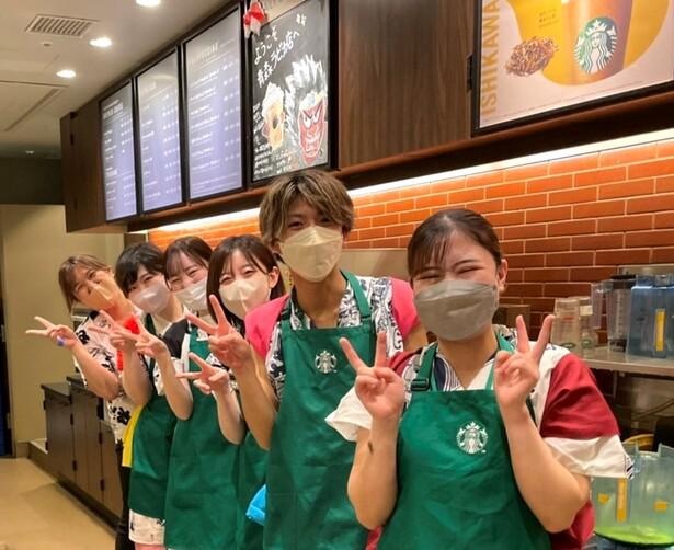 ハネトやお囃子の衣装を着た青森ラビナ店のパートナー