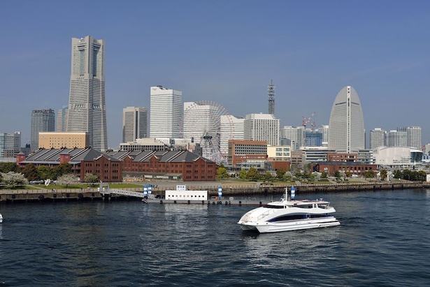赤レンガ倉庫に隣接する港からクルーズに出る