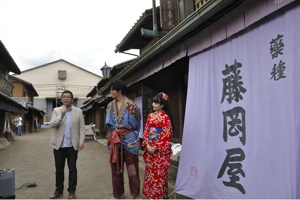 ｢今日はお天気が心配だったが、ちゃんと晴れた。最高発進できた」という後藤高久チーフプロデューサーの言葉に耳を傾ける松坂と葵