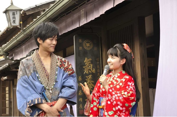 会見の最中、幾度となく見つめあう二人。すでに恋人同士のムードだ