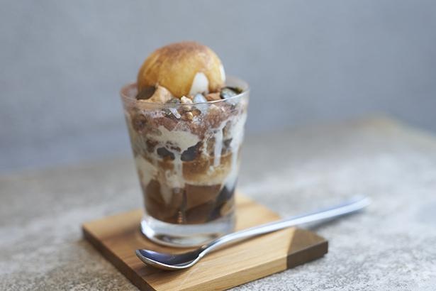 コーヒーパフェ(1050円)。たっぷり乗せた自家ローストのナッツと、底に混ぜ入れたチョコチップが食感のアクセントに
