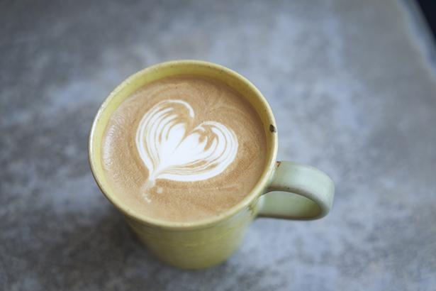 カフェラテS(500円)。きめ細かな泡と滑らかな口当たり、香ばしい余韻が印象的