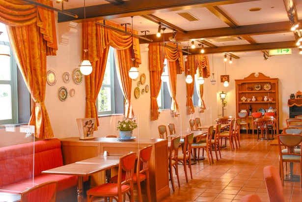 カフェ「ミ カサ」の店内にもスペインのお皿がディスプレイされていてかわいい！