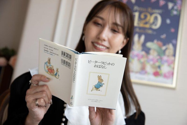 じっくり読みふける綾菜さん。チェックイン後は絵本を読みながら、ホテルオリジナルのピーターラビットの紅茶とパティシエ特製のウェルカムスイーツを楽しもう！