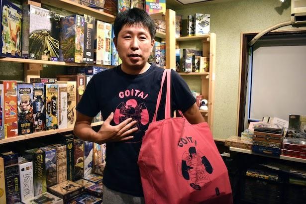 石川県能登町の伝統ゲーム「ごいた」のTシャツとトートバッグで登場した米井敬人さん。「もっと知られてほしいゲームたちをようやく紹介できます」とやる気まんまん！