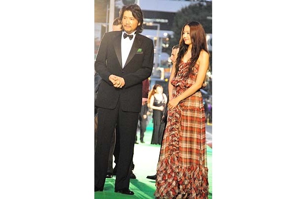 長髪と口髭がお似合い、ダンディな別所哲也と、チェックのドレスがまぶしい長澤まさみ
