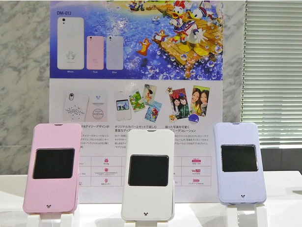 Disney Mobile on docomoは、初のドナルド＆デイジーのデザインのものが発表された