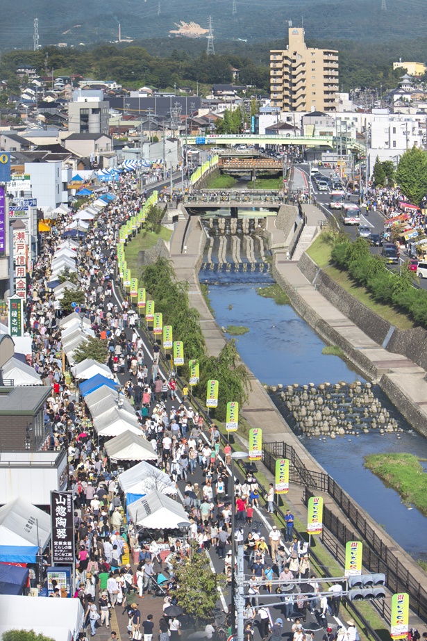 期間中は瀬戸川沿いに多くの店が立ち並ぶ