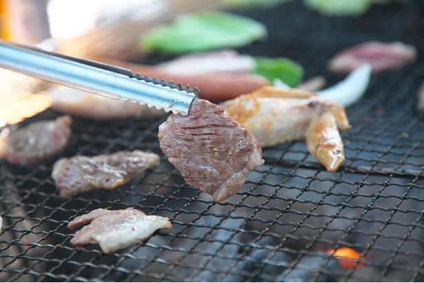 やわらかく、赤身と脂身のバランスがいいあか牛は、地元でも貴重な肉。炭火でさっと焼いて食べるのがおすすめ