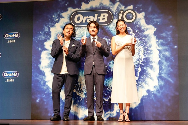 「オーラルB iO」の新シリーズ発表会に登壇した見取り図(盛山晋太郎、リリー)と、モデルの福田萌子