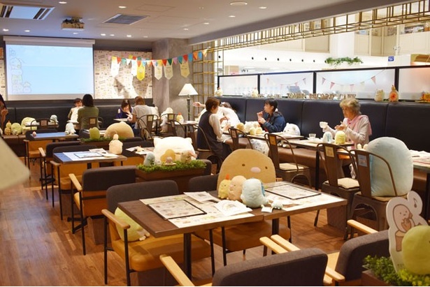 店内では、すみっコたちが各テーブルでお出迎え