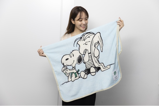 ブランケットを手放さないライナスがかわいい「カフェブランケット PEANUTS」(4400円)。縦100×横75センチ