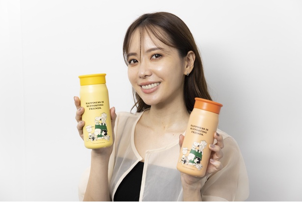 355ミリリットル入る「ステンレスミニボトル PEANUTS」(各4700円)。イエローとオレンジの2色展開