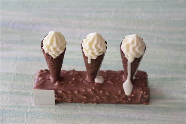 “暑さで溶け始めたアイスクリーム”を表現した「Melting Ice Pop」(616円、7/16～発売)