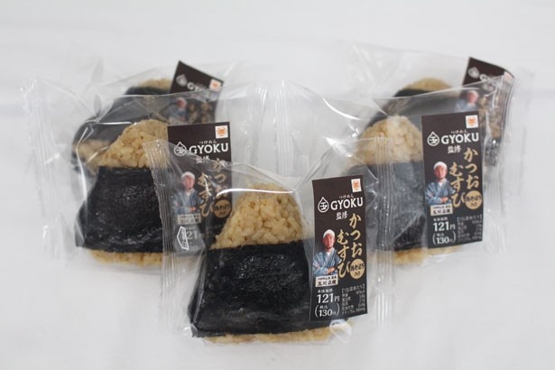 カツオを混ぜ込んだ茶飯の中に、生姜の効いた鶏そぼろを入れた「つけめん玉監修 かつおむすび(鶏そぼろ入り)」(130円)