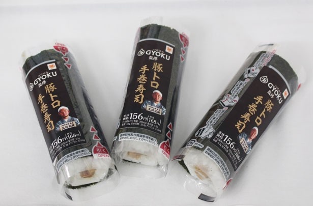 豚トロと焼豚、ツナ、玉ネギ、青ネギを炭火焼風のタレで味付けした「つけめん玉監修 豚トロ手巻寿司」(168円)