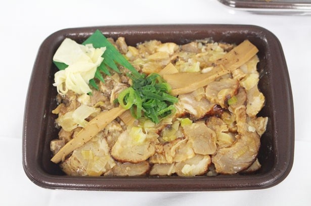 濃厚なオニオンソースで味付けした、食感の異なる2種類のチャーシューを楽しめる「つけめん玉監修 二種類のねぎ焼豚飯」(360円)