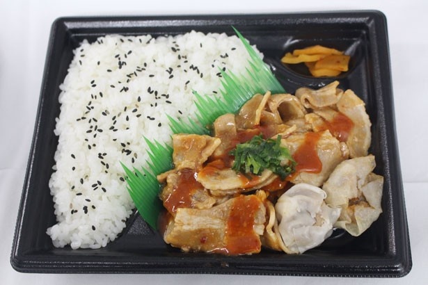 カツオだしと豚パイタンの旨味を効かせた、辛味噌ダレが味の決め手！「つけめん玉監修 旨辛豚バラ焼弁当」(530円)