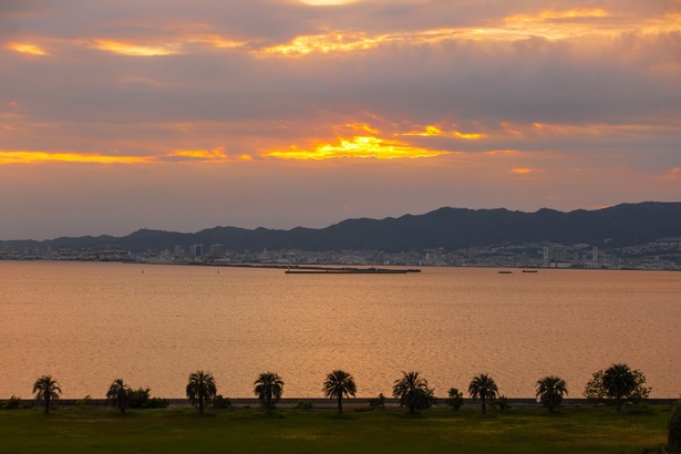 新館「ネスト」のサンセットビューの客室や、パブリックスペースの5階の舞空テラスからは日本の夕日100選にも選ばれた夕日が眺められる