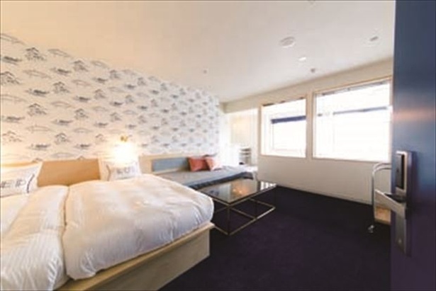 「LYURO 東京清澄 -THE SHARE HOTELS-」内観。隅田川を望みながら入浴できるビューバスも！ 
