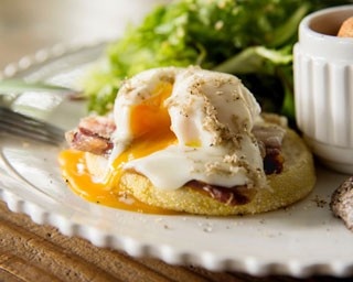 トリュフが香る！ディーゼルカフェに贅沢すぎるエッグベネディクト
