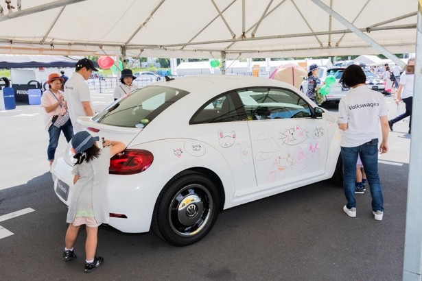 真っ白なビートルが子どもたちのキャンパスに