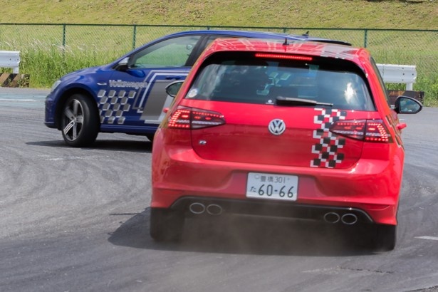 ドリフトする車両の後をピッタリとついて走るカーチェイスも！