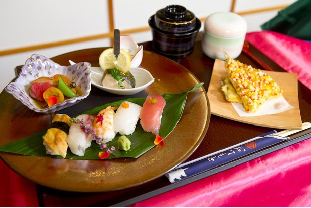 シースー御膳3700円。握り寿司に天ぷら盛り合わせ、小鉢など豪華なセットで釘崎がおもてなし