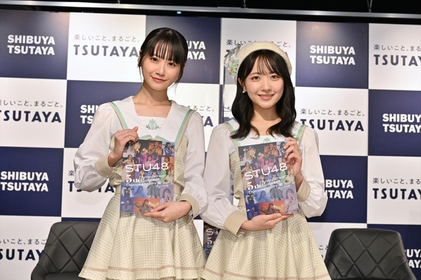 5周年本の発売記念イベントに出席したSTU48の石田千穂(右)＆中村舞(左)